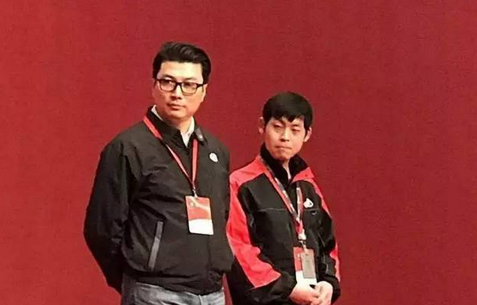 【聚之唯视角】还记得去年那个被打的顺丰员工吗？今天他成为了顺丰上市敲钟人